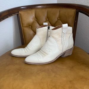 Size 9 white leather boots. Worn once in excellent condition!